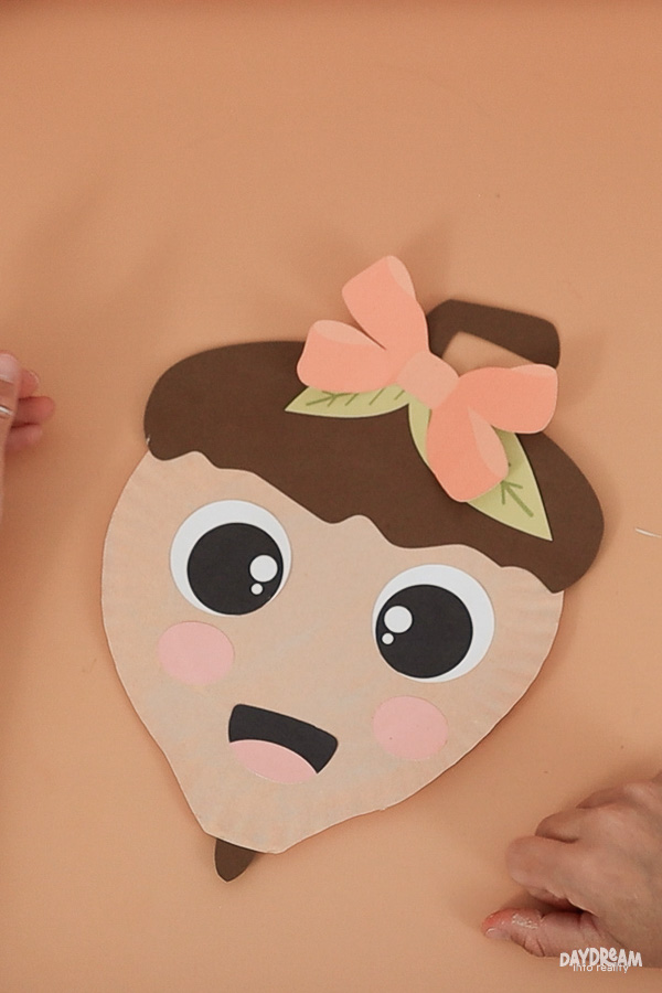 paper plate acorn with leave and bow